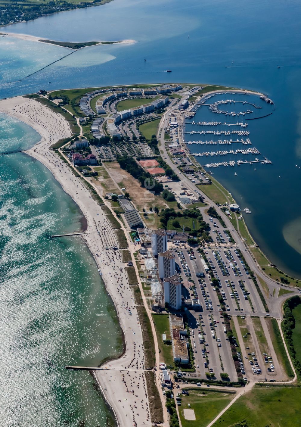 Luftbild Fehmarn - Strandkorb- Reihen am Sand- Strand mit Ferienanlage und Strandklinik im Ostsee - Küstenbereich von Burgtiefe in Fehmarn im Bundesland Schleswig-Holstein, Deutschland