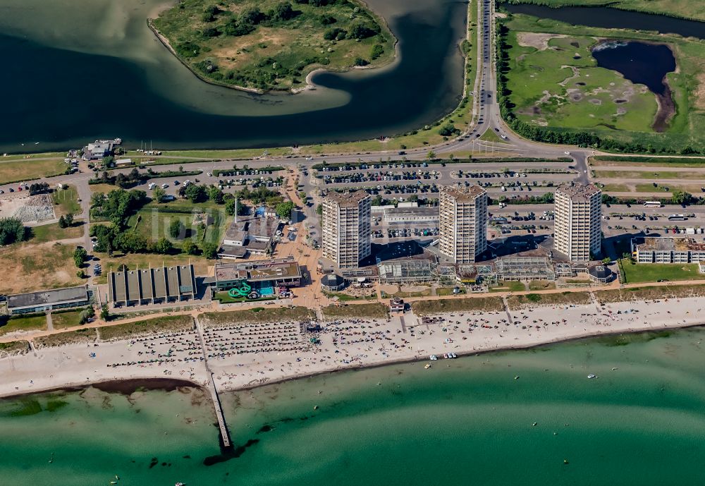 Luftbild Fehmarn - Strandkorb- Reihen am Sand- Strand mit Ferienanlage und Strandklinik im Ostsee - Küstenbereich von Burgtiefe in Fehmarn im Bundesland Schleswig-Holstein, Deutschland