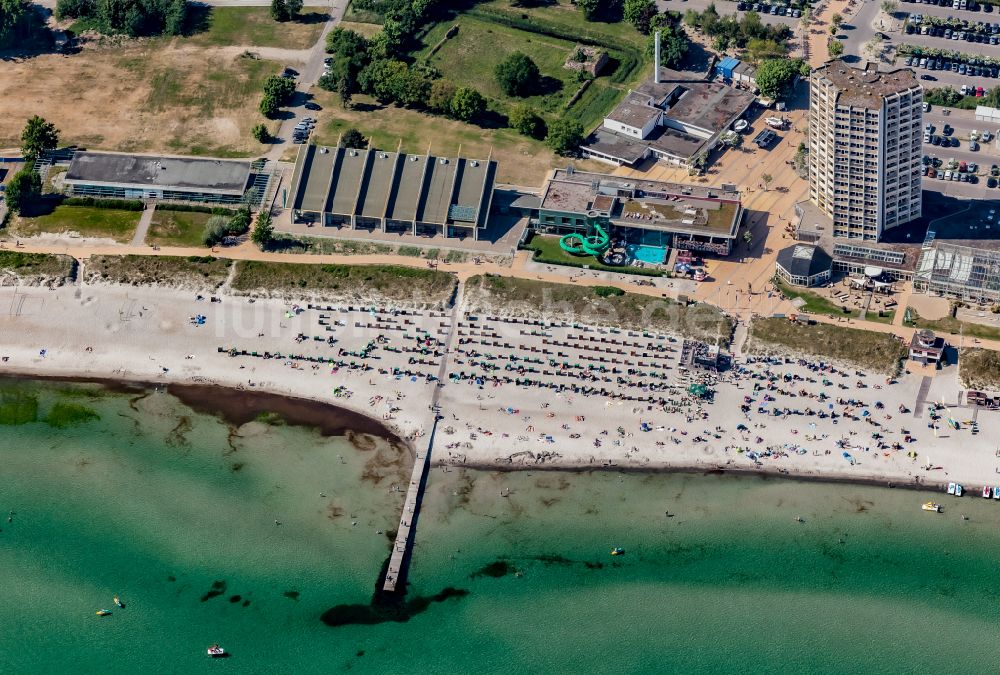 Luftaufnahme Fehmarn - Strandkorb- Reihen am Sand- Strand mit Ferienanlage und Strandklinik im Ostsee - Küstenbereich von Burgtiefe in Fehmarn im Bundesland Schleswig-Holstein, Deutschland