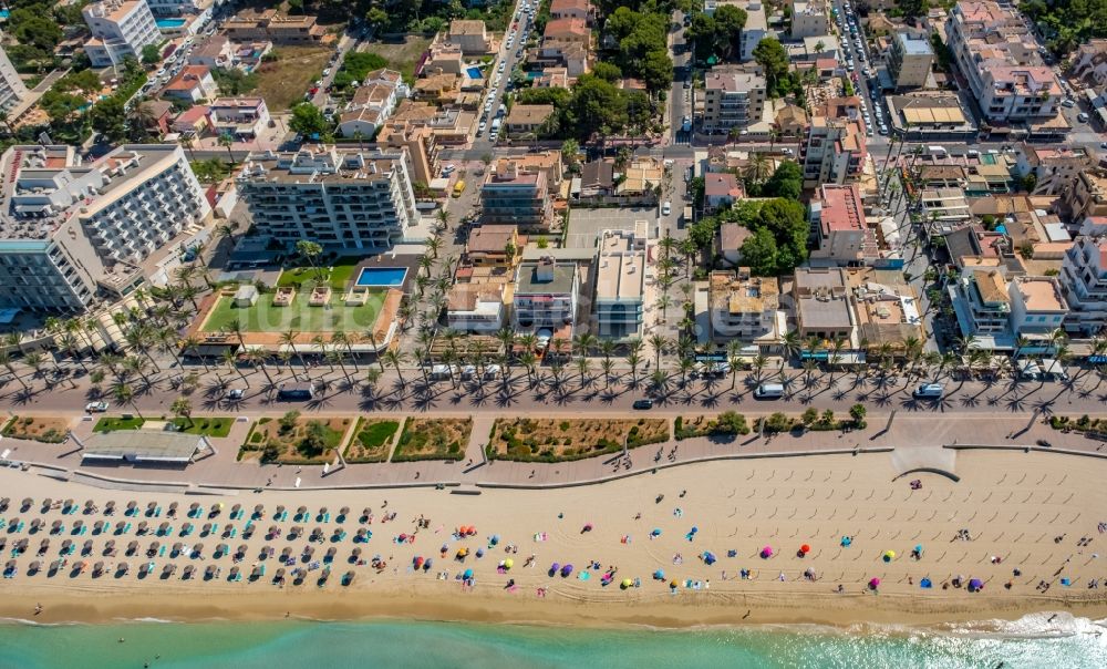 Luftbild Palma - Strandkorb- Reihen am Sand- Strand im Küstenbereich des Ballermann 8 an der Carretera de l'Arenal in Palma in Balearische Insel Mallorca, Spanien