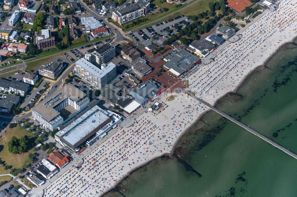 Grömitz aus der Vogelperspektive: Strandkorb- Reihen am Sand- Strand im Küstenbereich in Grömitz im Bundesland Schleswig-Holstein, Deutschland