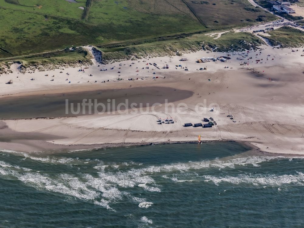 Amrum aus der Vogelperspektive: Strandkorb- Reihen am Sand- Strand im Küstenbereich in Norddorf in Amrum im Bundesland Schleswig-Holstein, Deutschland