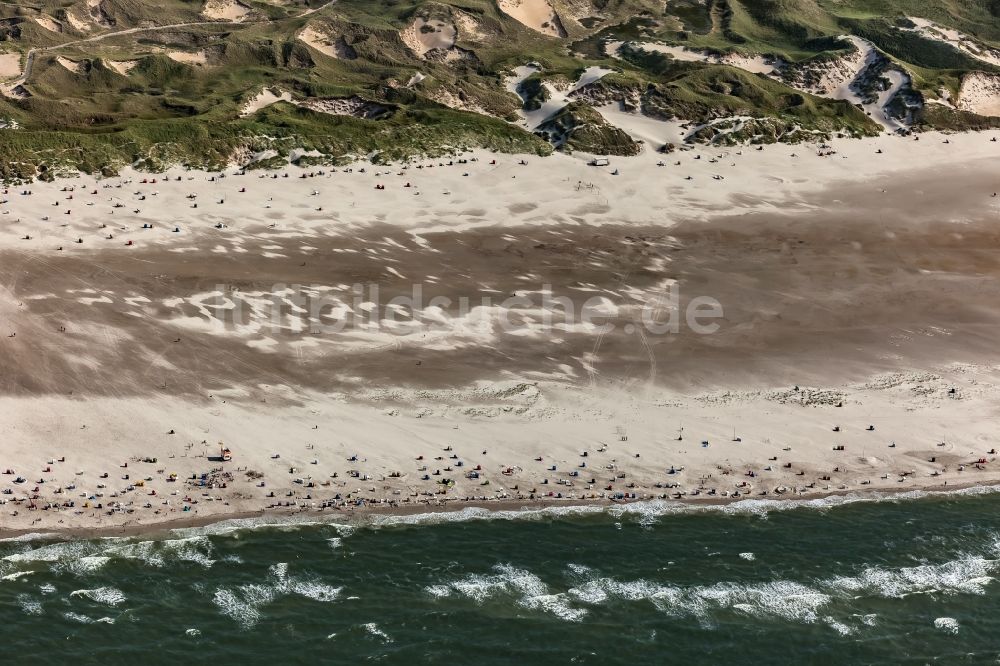 Amrum von oben - Strandkorb- Reihen am Sand- Strand im Küstenbereich in Norddorf in Amrum im Bundesland Schleswig-Holstein, Deutschland