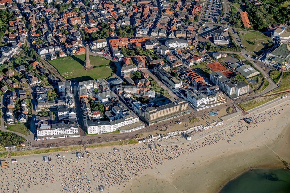 Borkum von oben - Strandkorb- Reihen am Sand- Strand im Küstenbereich der Nordsee in Borkum im Bundesland Niedersachsen