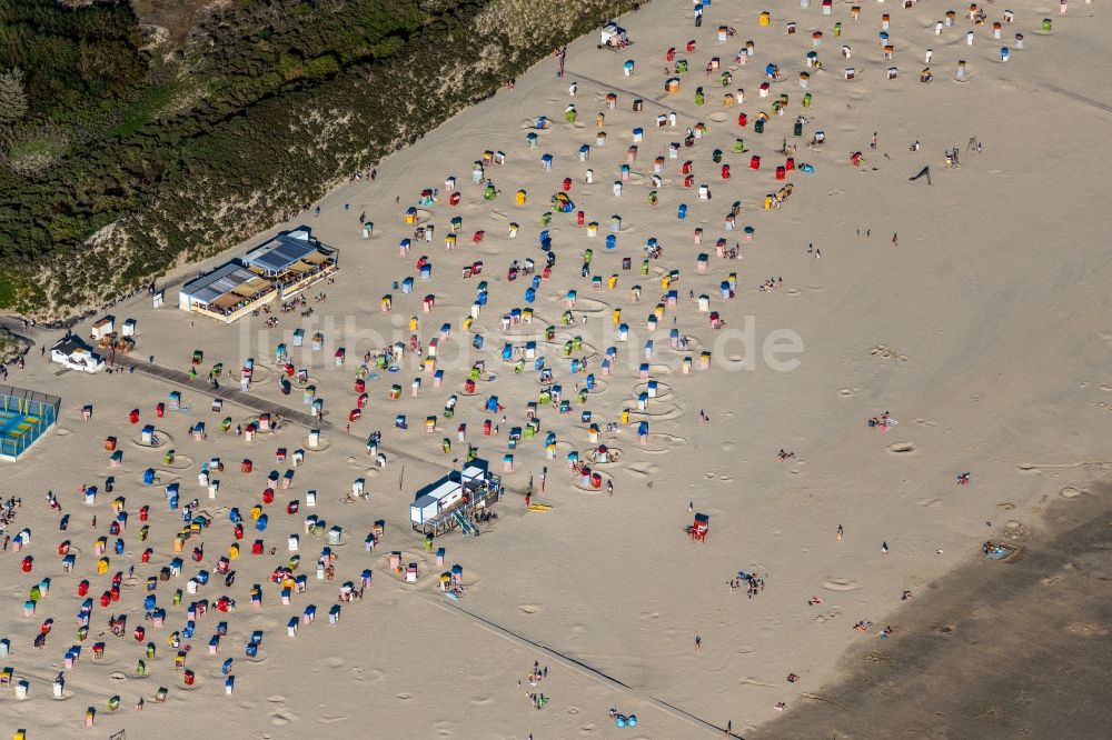 Luftaufnahme Borkum - Strandkorb- Reihen am Sand- Strand im Küstenbereich der Nordsee in Borkum im Bundesland Niedersachsen