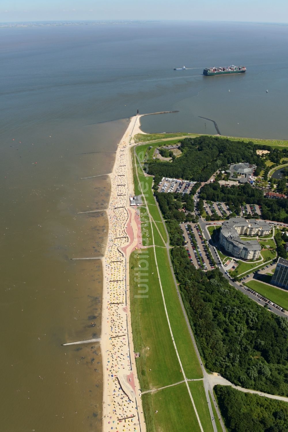 Cuxhaven aus der Vogelperspektive: Strandkorb- Reihen am Sand- Strand im Küstenbereich der Nordsee in Cuxhaven im Bundesland Niedersachsen