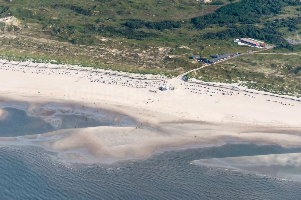 Norderney von oben - Strandkorb- Reihen am Sand- Strand im Küstenbereich der Nordsee in Norderney im Bundesland Niedersachsen