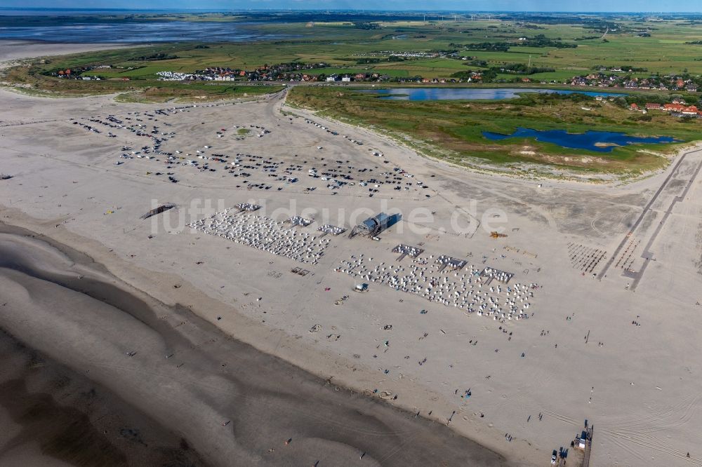 Sankt Peter-Ording aus der Vogelperspektive: Strandkorb- Reihen am Sand- Strand im Küstenbereich der Nordsee in Sankt Peter-Ording im Bundesland Schleswig-Holstein, Deutschland