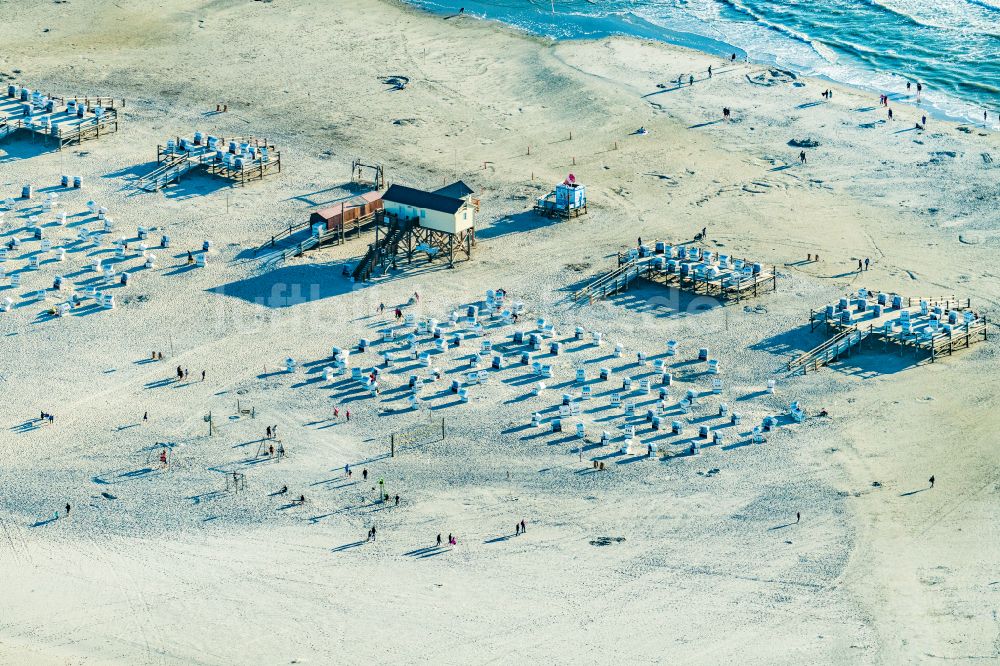 Luftaufnahme Sankt Peter-Ording - Strandkorb- Reihen am Sand- Strand im Küstenbereich der Nordsee in Sankt Peter-Ording im Bundesland Schleswig-Holstein, Deutschland