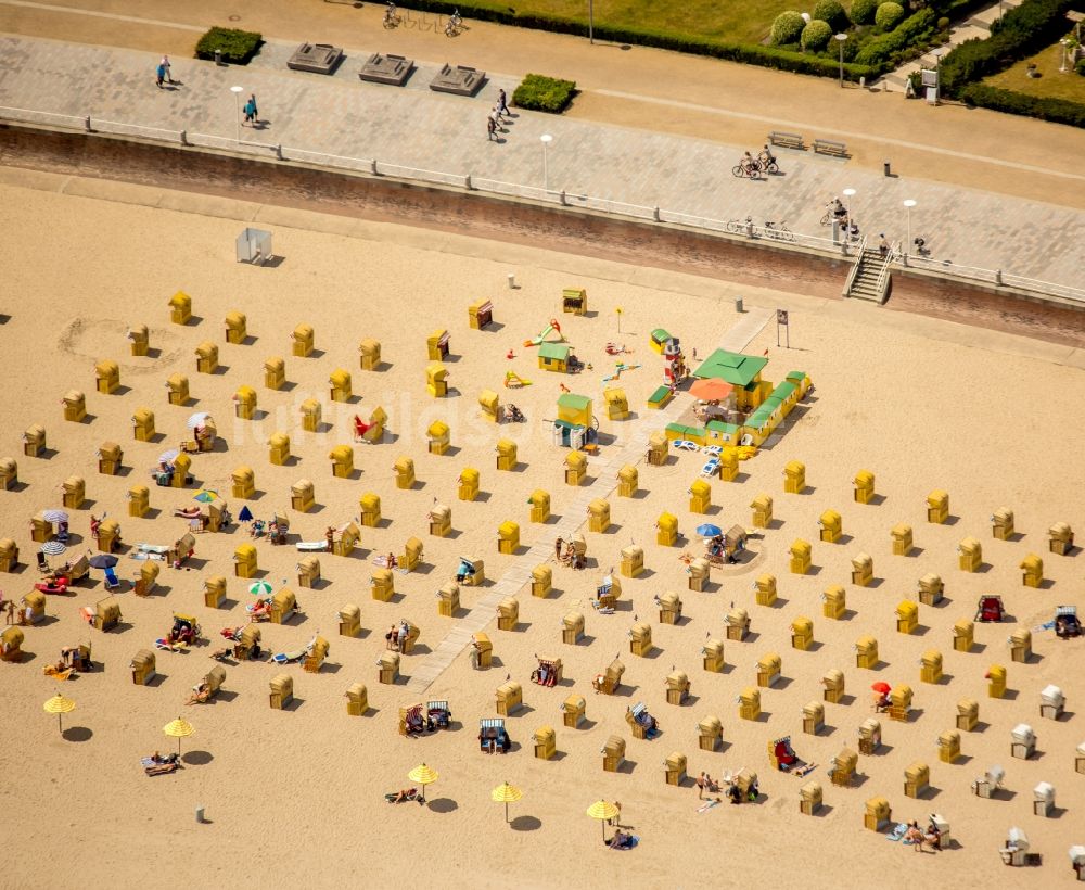 Luftbild Lübeck - Strandkorb- Reihen am Sand- Strand im Küstenbereich der Ostsee bei Travemünde in Lübeck im Bundesland Schleswig-Holstein