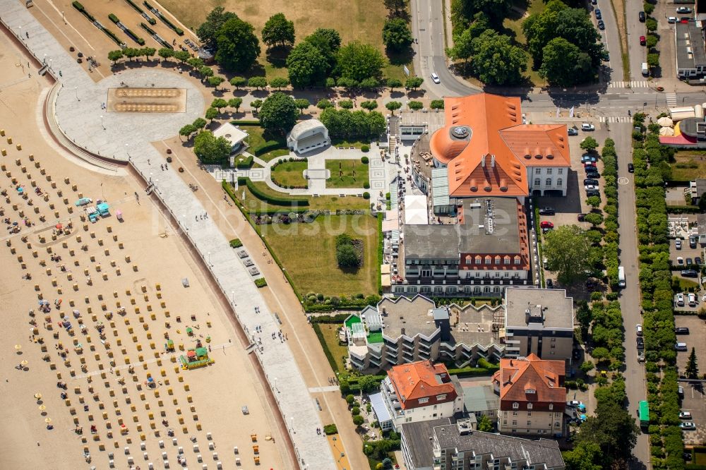 Luftaufnahme Lübeck - Strandkorb- Reihen am Sand- Strand im Küstenbereich der Ostsee bei Travemünde in Lübeck im Bundesland Schleswig-Holstein