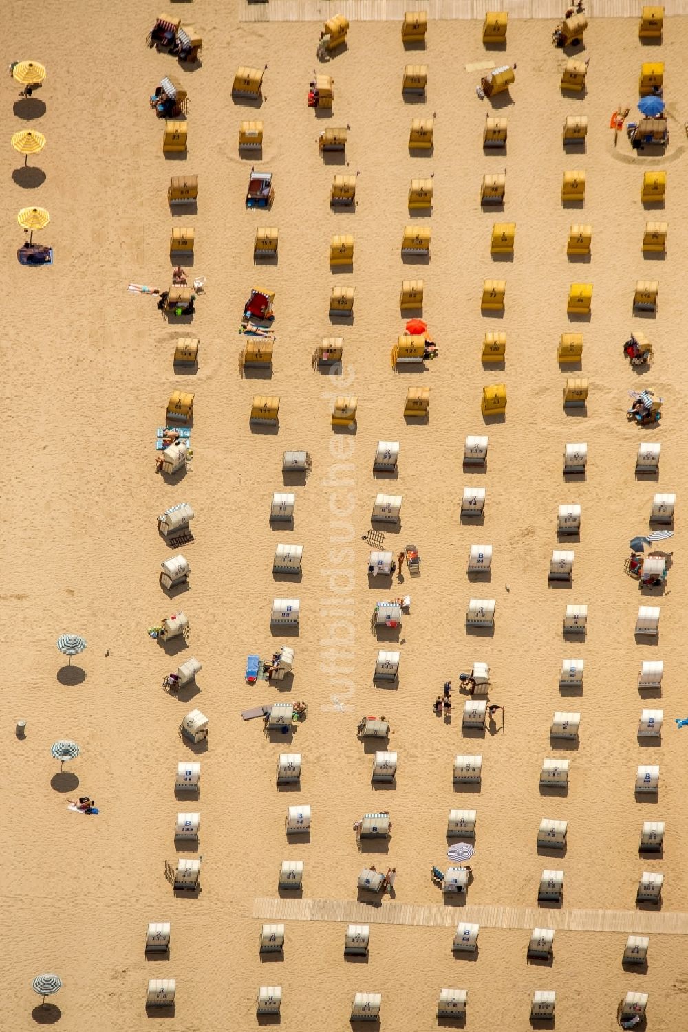 Lübeck von oben - Strandkorb- Reihen am Sand- Strand im Küstenbereich der Ostsee bei Travemünde in Lübeck im Bundesland Schleswig-Holstein