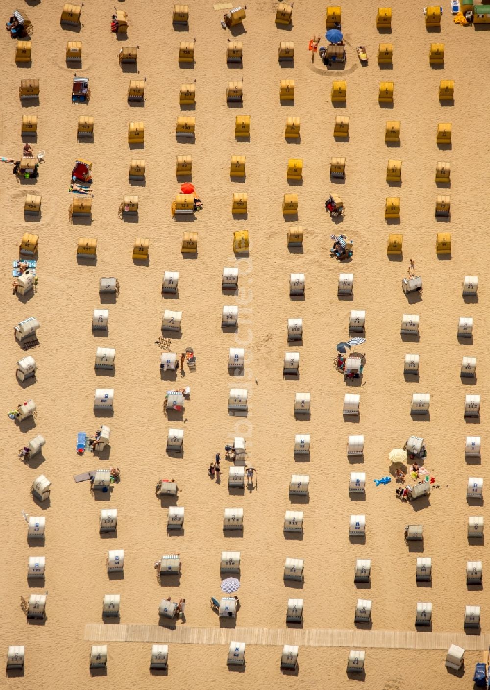 Lübeck aus der Vogelperspektive: Strandkorb- Reihen am Sand- Strand im Küstenbereich der Ostsee bei Travemünde in Lübeck im Bundesland Schleswig-Holstein