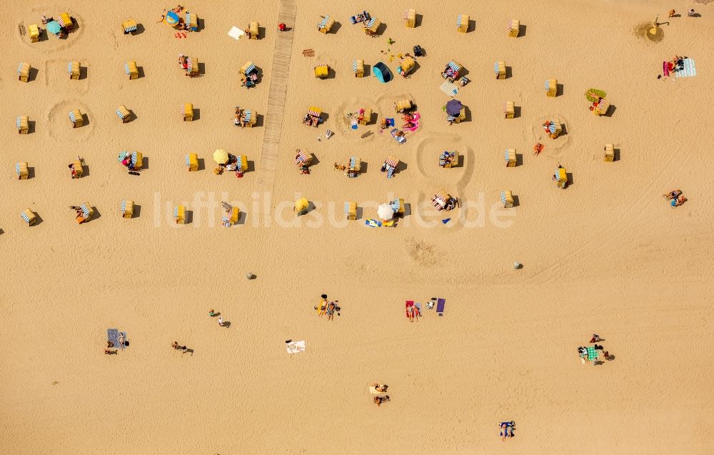 Luftaufnahme Lübeck - Strandkorb- Reihen am Sand- Strand im Küstenbereich der Ostsee bei Travemünde in Lübeck im Bundesland Schleswig-Holstein