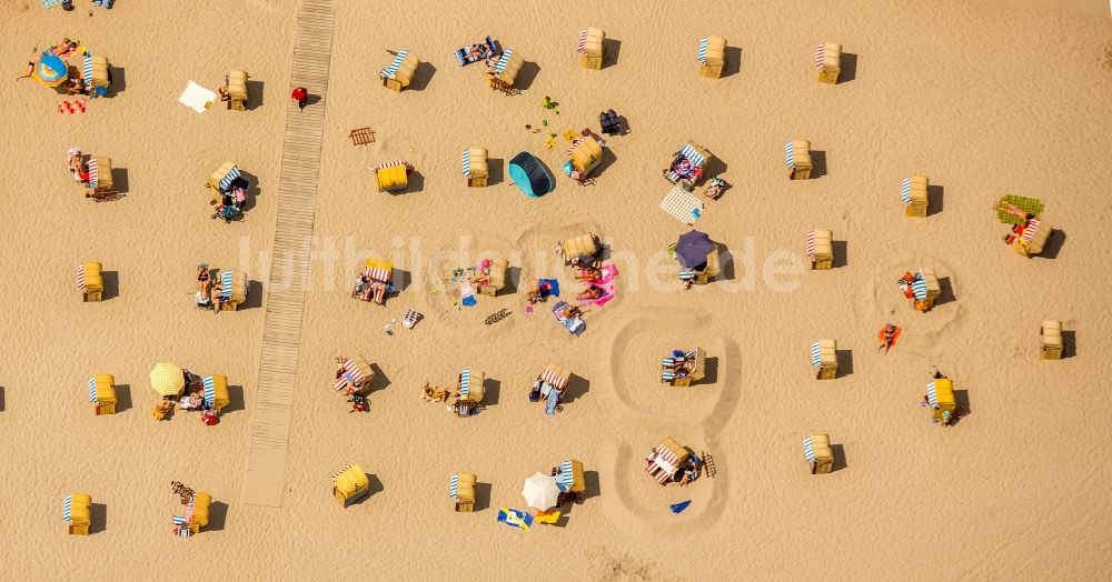 Lübeck von oben - Strandkorb- Reihen am Sand- Strand im Küstenbereich der Ostsee bei Travemünde in Lübeck im Bundesland Schleswig-Holstein