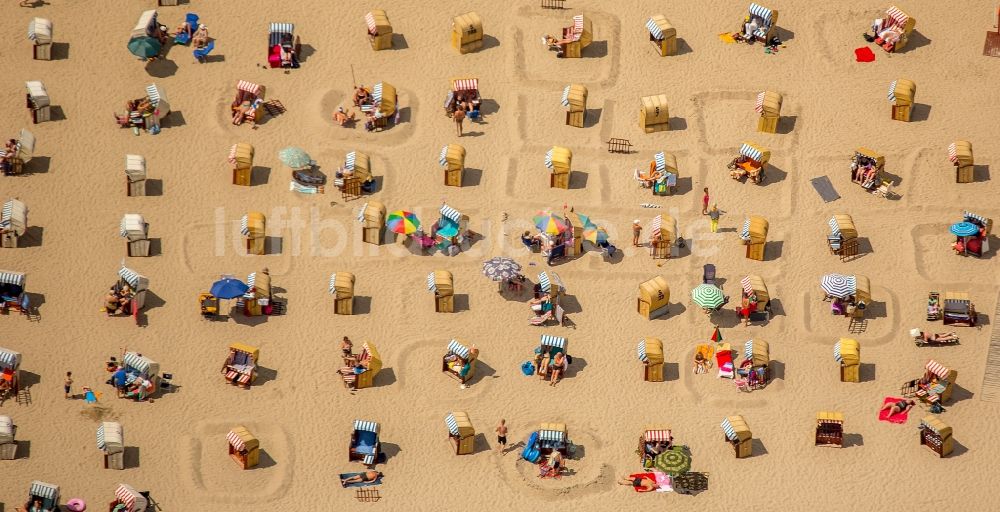 Lübeck aus der Vogelperspektive: Strandkorb- Reihen am Sand- Strand im Küstenbereich der Ostsee bei Travemünde in Lübeck im Bundesland Schleswig-Holstein