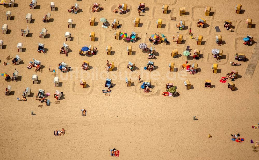 Luftaufnahme Lübeck - Strandkorb- Reihen am Sand- Strand im Küstenbereich der Ostsee bei Travemünde in Lübeck im Bundesland Schleswig-Holstein