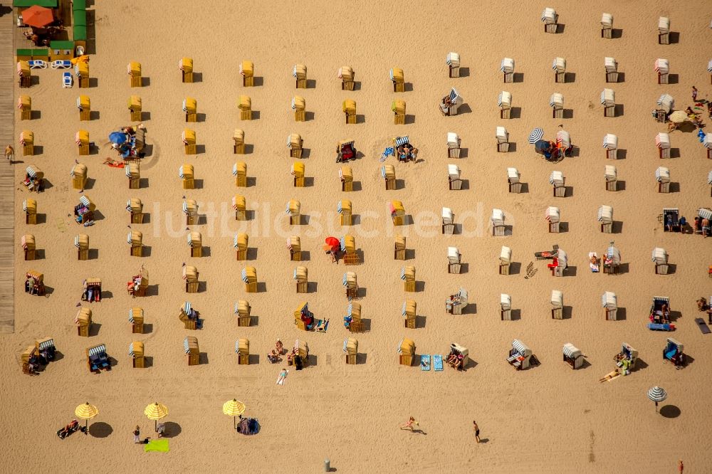 Lübeck von oben - Strandkorb- Reihen am Sand- Strand im Küstenbereich der Ostsee bei Travemünde in Lübeck im Bundesland Schleswig-Holstein