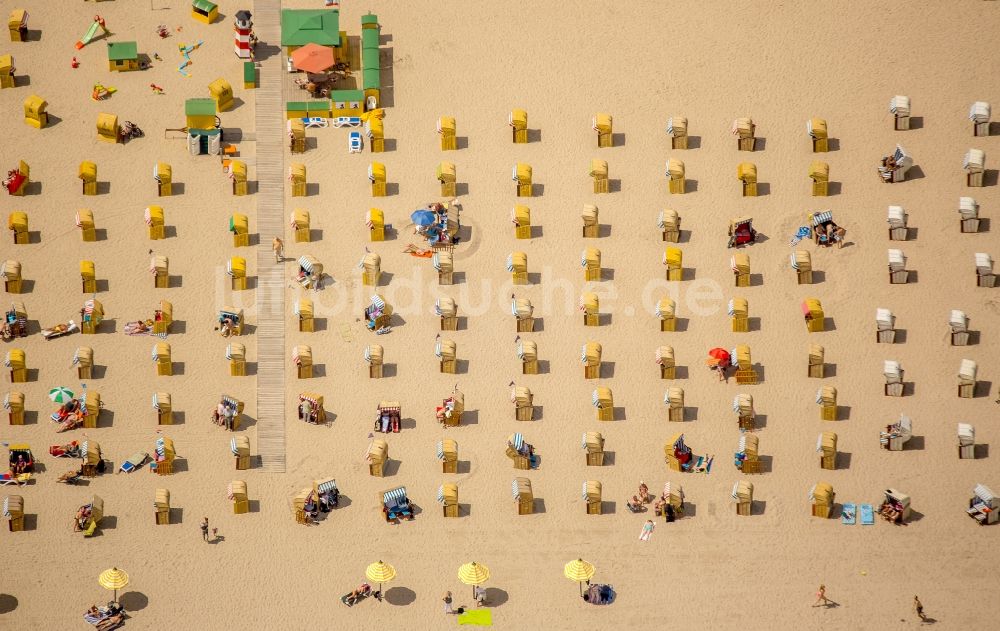 Lübeck aus der Vogelperspektive: Strandkorb- Reihen am Sand- Strand im Küstenbereich der Ostsee bei Travemünde in Lübeck im Bundesland Schleswig-Holstein