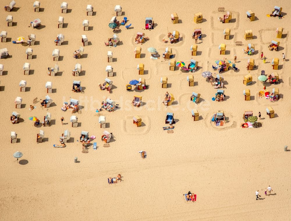 Luftaufnahme Lübeck - Strandkorb- Reihen am Sand- Strand im Küstenbereich der Ostsee bei Travemünde in Lübeck im Bundesland Schleswig-Holstein