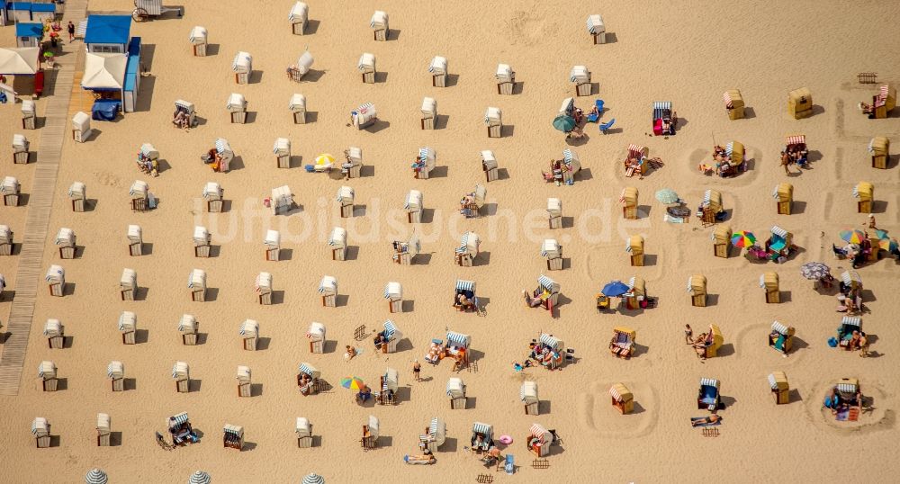 Lübeck von oben - Strandkorb- Reihen am Sand- Strand im Küstenbereich der Ostsee bei Travemünde in Lübeck im Bundesland Schleswig-Holstein