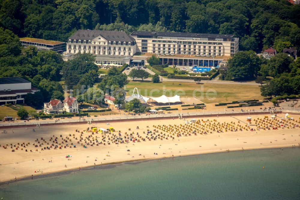 Lübeck aus der Vogelperspektive: Strandkorb- Reihen am Sand- Strand im Küstenbereich der Ostsee bei Travemünde in Lübeck im Bundesland Schleswig-Holstein