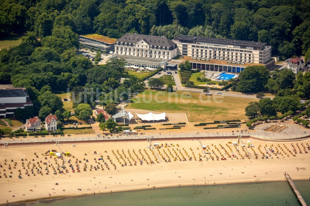 Luftbild Lübeck - Strandkorb- Reihen am Sand- Strand im Küstenbereich der Ostsee bei Travemünde in Lübeck im Bundesland Schleswig-Holstein