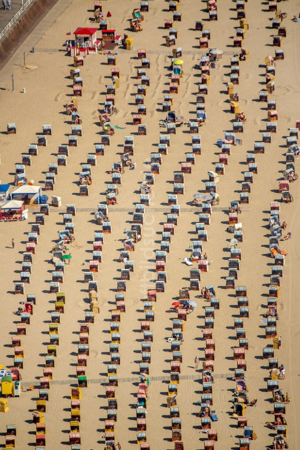 Lübeck von oben - Strandkorb- Reihen am Sand- Strand im Küstenbereich der Ostsee bei Travemünde in Lübeck im Bundesland Schleswig-Holstein