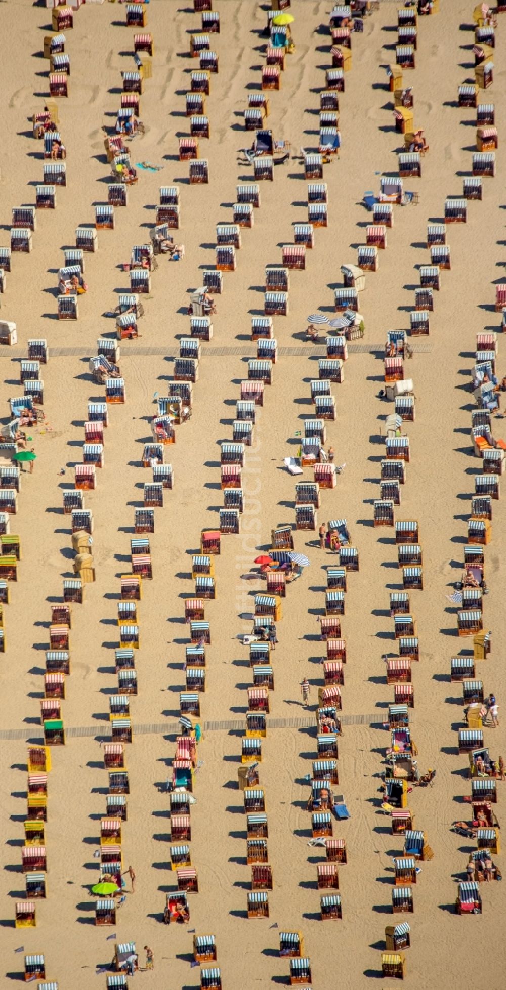 Lübeck aus der Vogelperspektive: Strandkorb- Reihen am Sand- Strand im Küstenbereich der Ostsee bei Travemünde in Lübeck im Bundesland Schleswig-Holstein