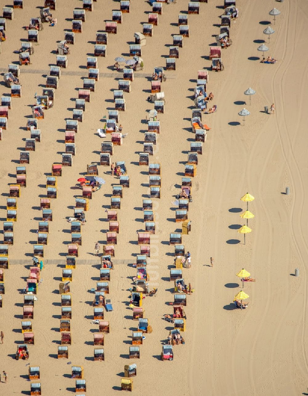 Luftbild Lübeck - Strandkorb- Reihen am Sand- Strand im Küstenbereich der Ostsee bei Travemünde in Lübeck im Bundesland Schleswig-Holstein