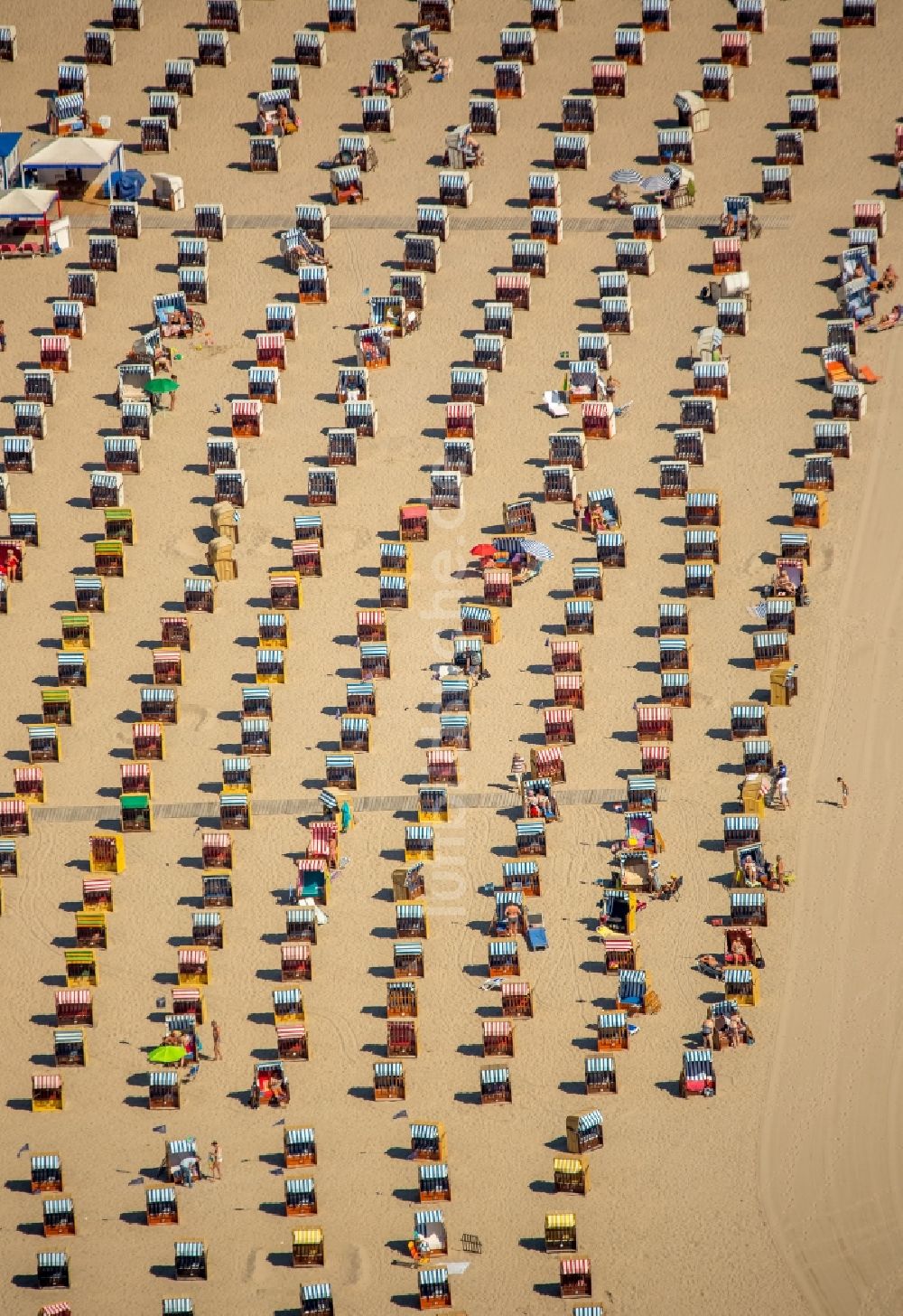 Luftaufnahme Lübeck - Strandkorb- Reihen am Sand- Strand im Küstenbereich der Ostsee bei Travemünde in Lübeck im Bundesland Schleswig-Holstein