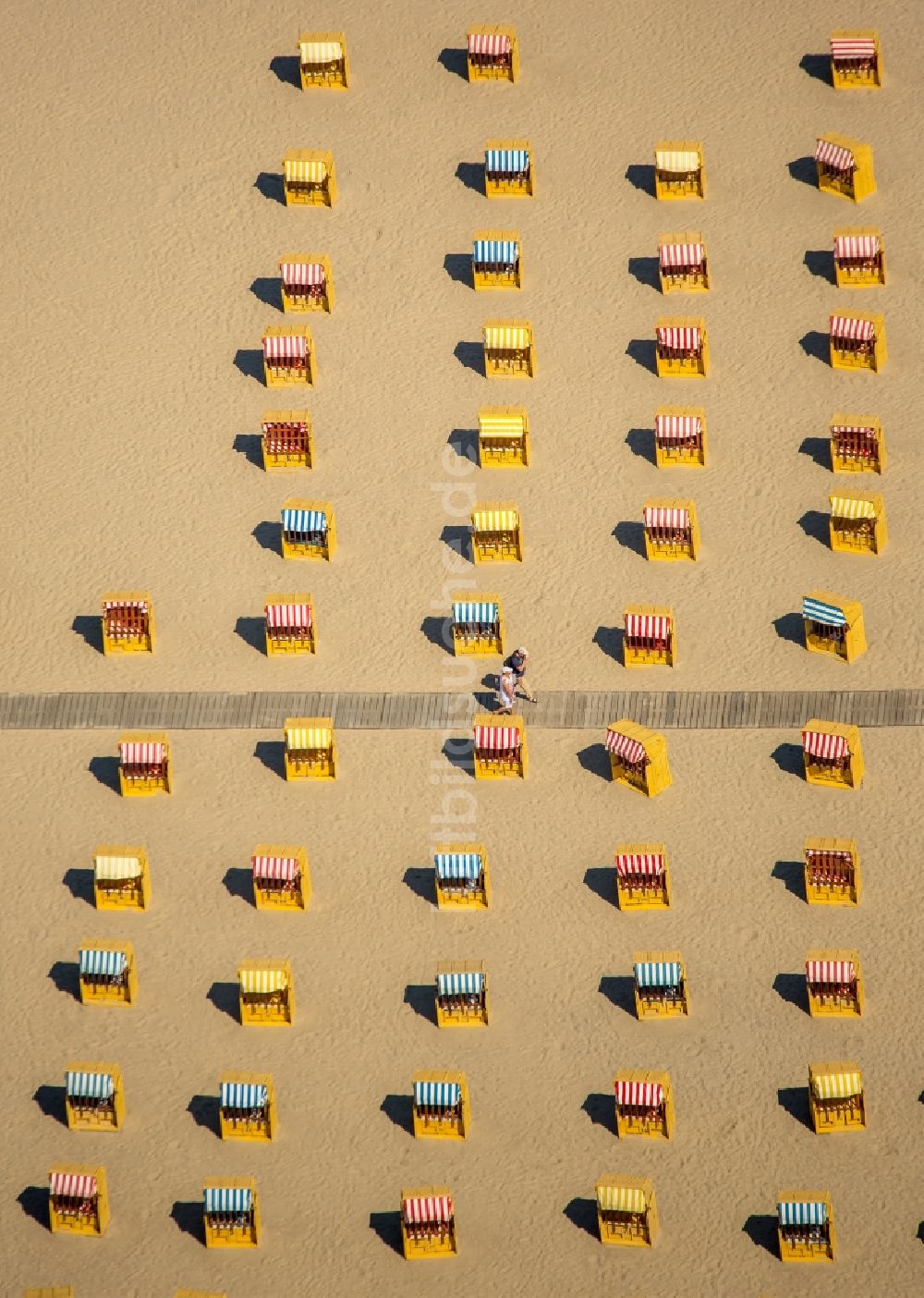 Lübeck aus der Vogelperspektive: Strandkorb- Reihen am Sand- Strand im Küstenbereich der Ostsee bei Travemünde in Lübeck im Bundesland Schleswig-Holstein