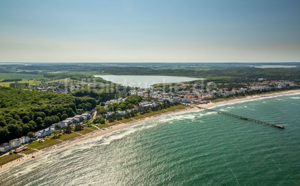 Binz von oben - Strandkorb- Reihen am Sand- Strand im Küstenbereich der Ostsee in Binz im Bundesland Mecklenburg-Vorpommern