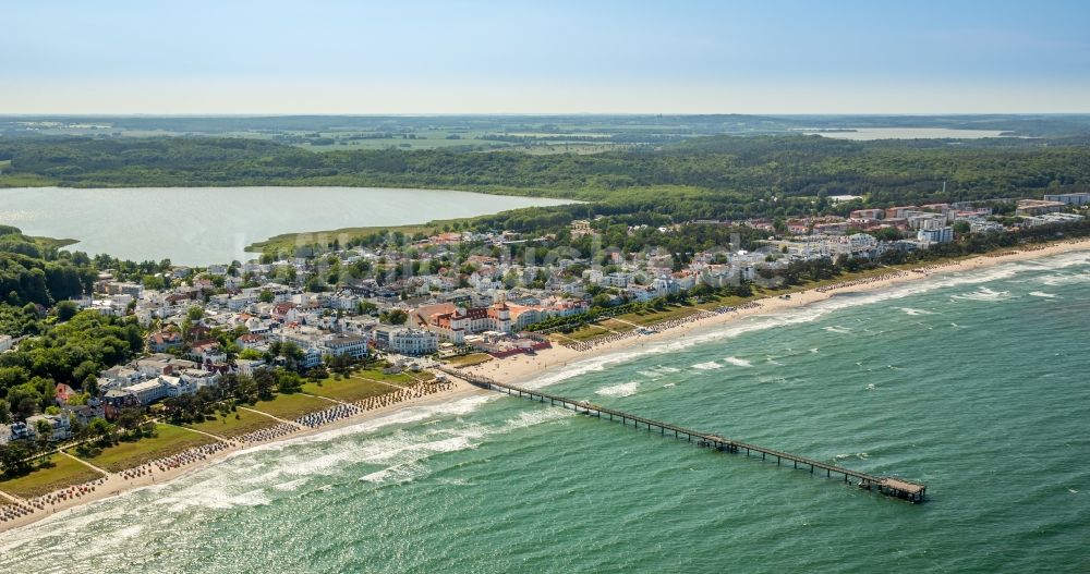 Binz aus der Vogelperspektive: Strandkorb- Reihen am Sand- Strand im Küstenbereich der Ostsee in Binz im Bundesland Mecklenburg-Vorpommern