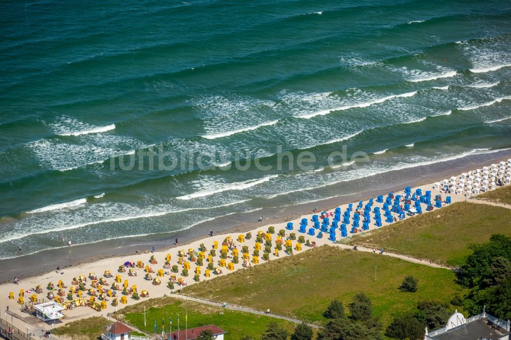 Luftaufnahme Binz - Strandkorb- Reihen am Sand- Strand im Küstenbereich der Ostsee in Binz im Bundesland Mecklenburg-Vorpommern