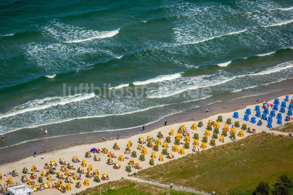 Binz von oben - Strandkorb- Reihen am Sand- Strand im Küstenbereich der Ostsee in Binz im Bundesland Mecklenburg-Vorpommern