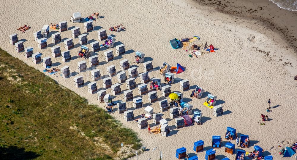 Luftbild Binz - Strandkorb- Reihen am Sand- Strand im Küstenbereich der Ostsee in Binz im Bundesland Mecklenburg-Vorpommern