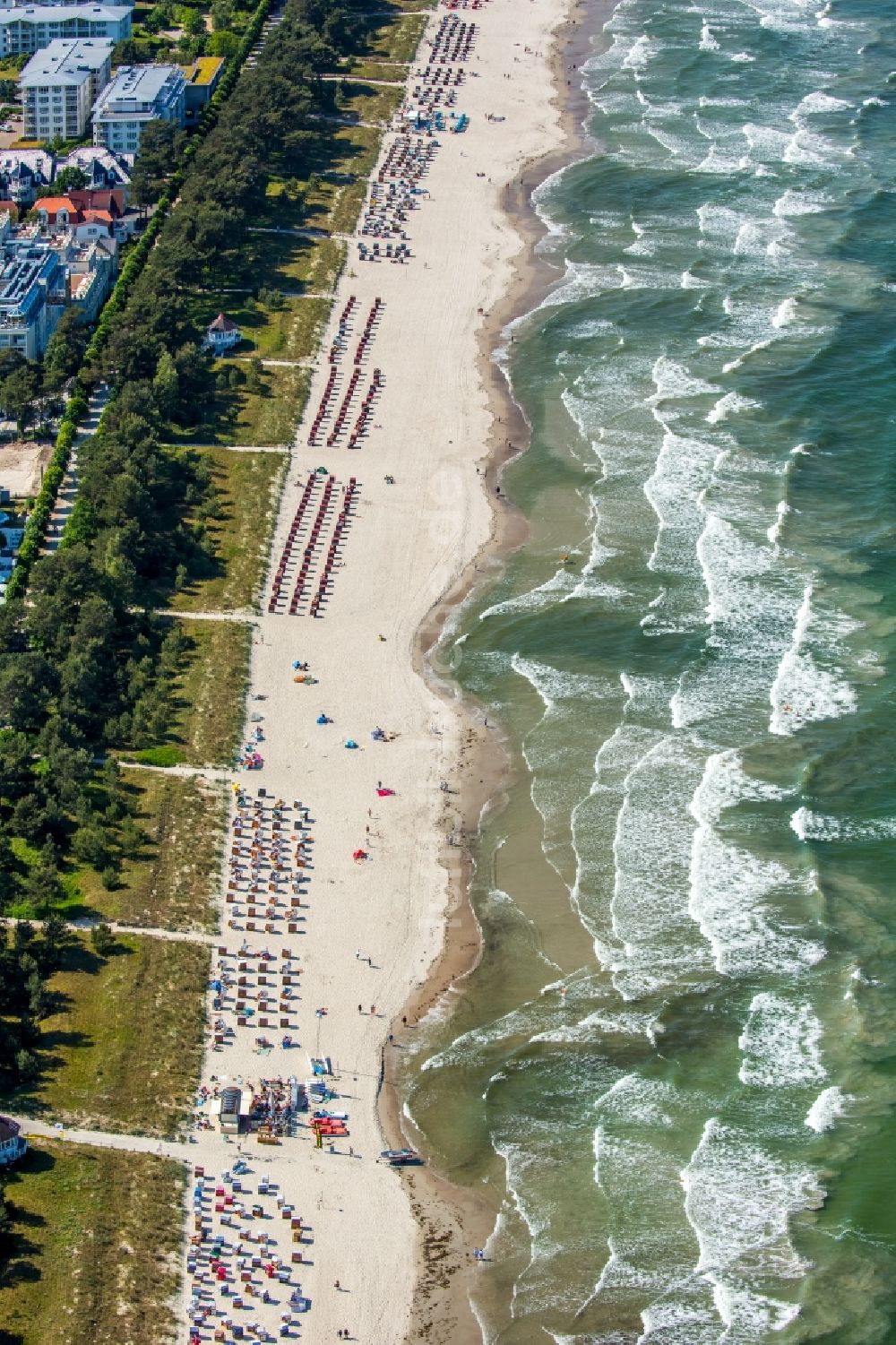 Binz von oben - Strandkorb- Reihen am Sand- Strand im Küstenbereich der Ostsee in Binz im Bundesland Mecklenburg-Vorpommern