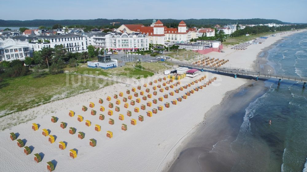 Luftbild Binz - Strandkorb- Reihen am Sand- Strand im Küstenbereich an der Ostsee in Binz im Bundesland Mecklenburg-Vorpommern, Deutschland