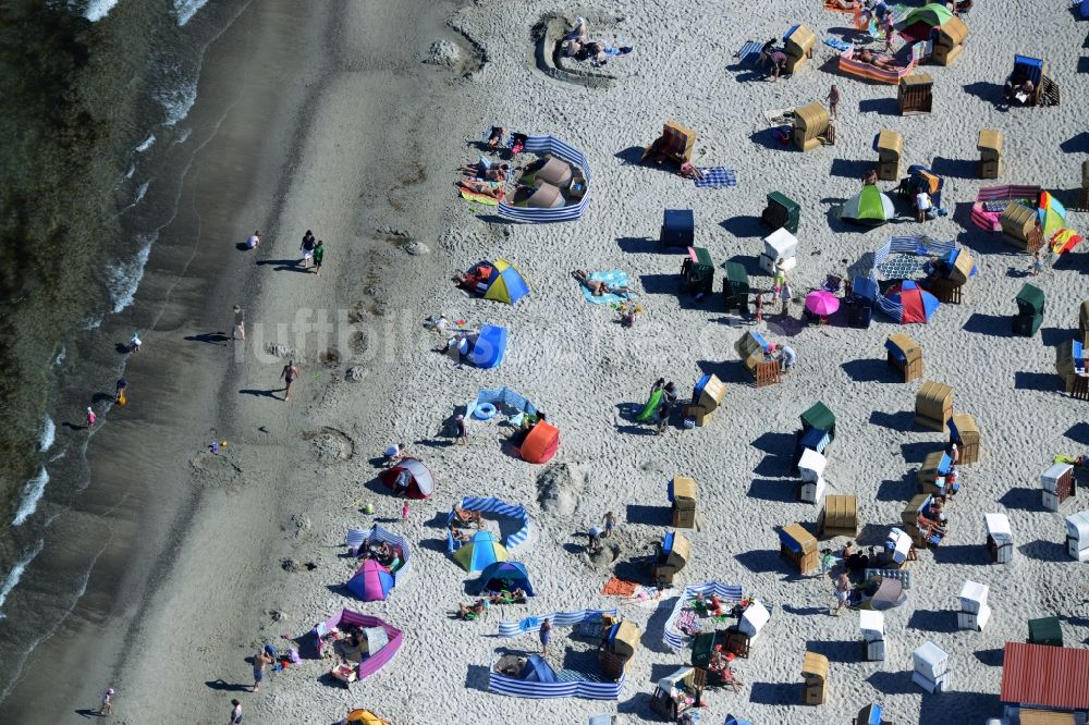 Luftaufnahme Dierhagen - Strandkorb- Reihen am Sand- Strand im Küstenbereich der Ostsee in Dierhagen im Bundesland Mecklenburg-Vorpommern