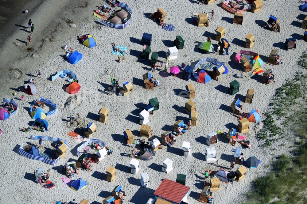 Dierhagen von oben - Strandkorb- Reihen am Sand- Strand im Küstenbereich der Ostsee in Dierhagen im Bundesland Mecklenburg-Vorpommern