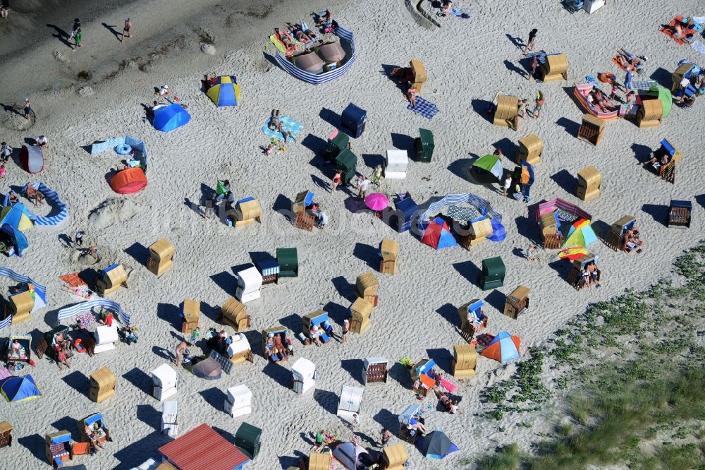 Luftbild Dierhagen - Strandkorb- Reihen am Sand- Strand im Küstenbereich der Ostsee in Dierhagen im Bundesland Mecklenburg-Vorpommern