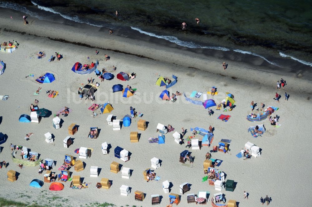 Dierhagen von oben - Strandkorb- Reihen am Sand- Strand im Küstenbereich der Ostsee in Dierhagen im Bundesland Mecklenburg-Vorpommern