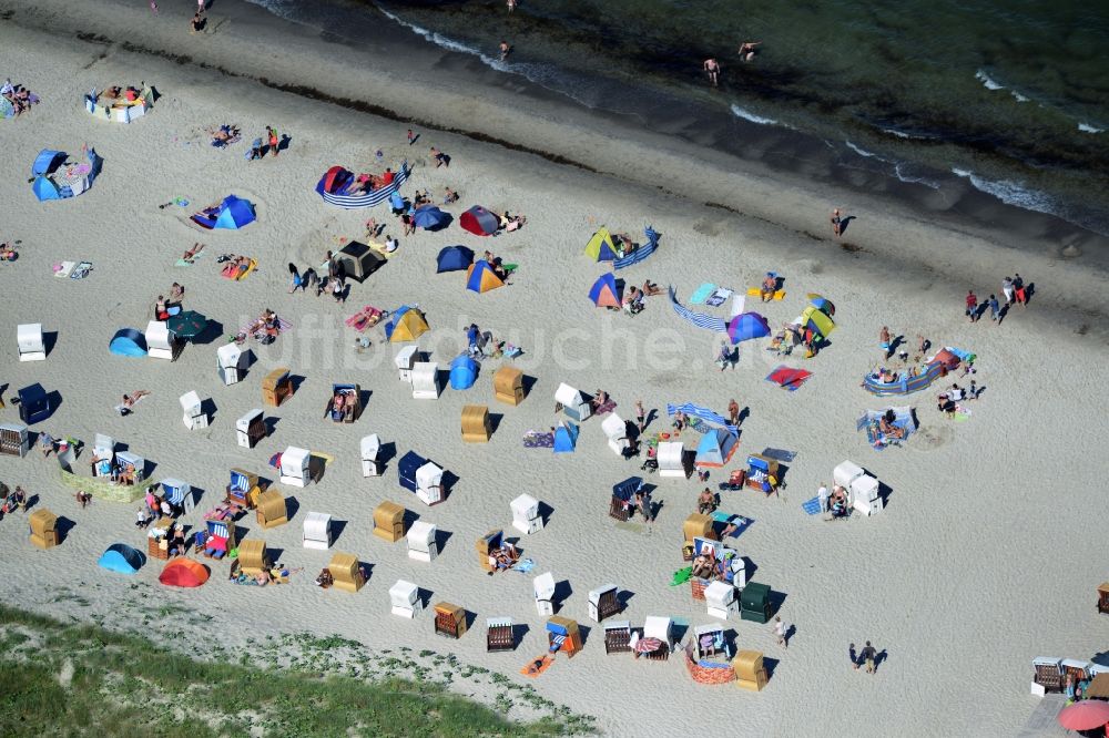 Dierhagen aus der Vogelperspektive: Strandkorb- Reihen am Sand- Strand im Küstenbereich der Ostsee in Dierhagen im Bundesland Mecklenburg-Vorpommern