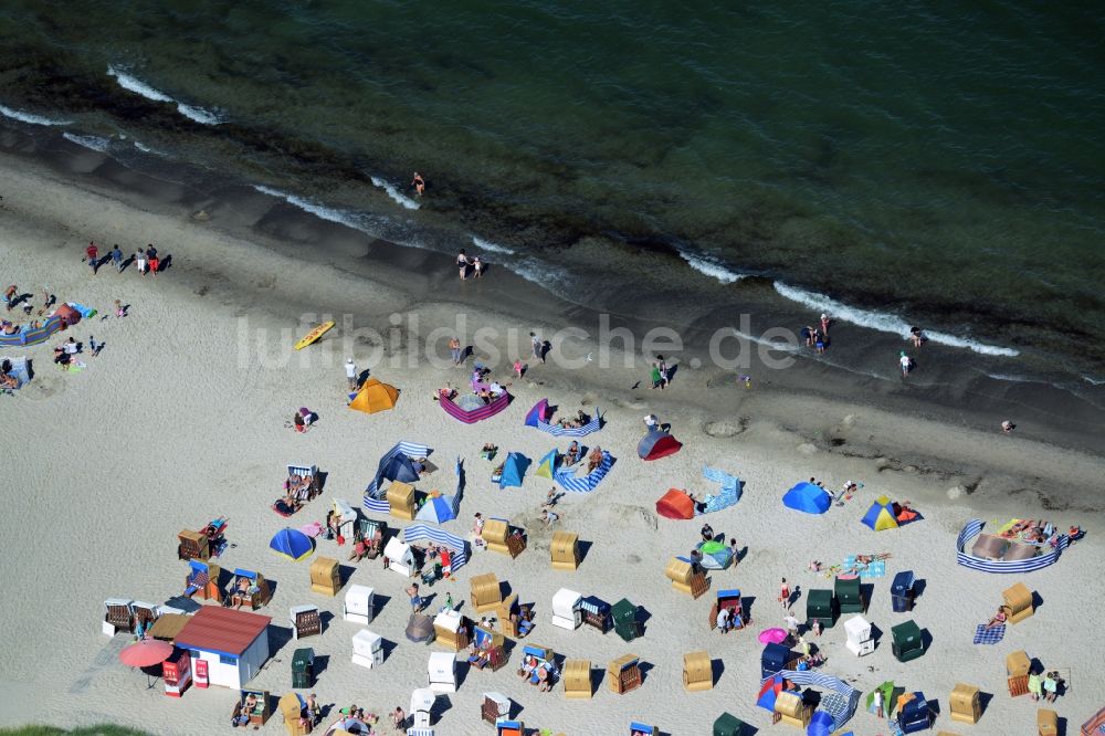 Luftbild Dierhagen - Strandkorb- Reihen am Sand- Strand im Küstenbereich der Ostsee in Dierhagen im Bundesland Mecklenburg-Vorpommern