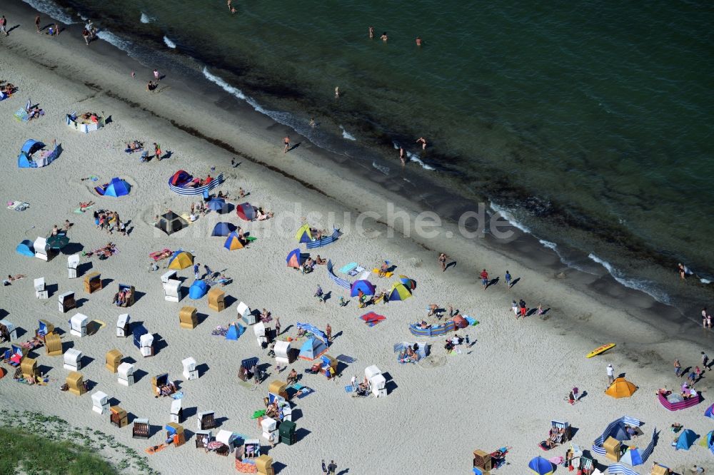 Dierhagen von oben - Strandkorb- Reihen am Sand- Strand im Küstenbereich der Ostsee in Dierhagen im Bundesland Mecklenburg-Vorpommern