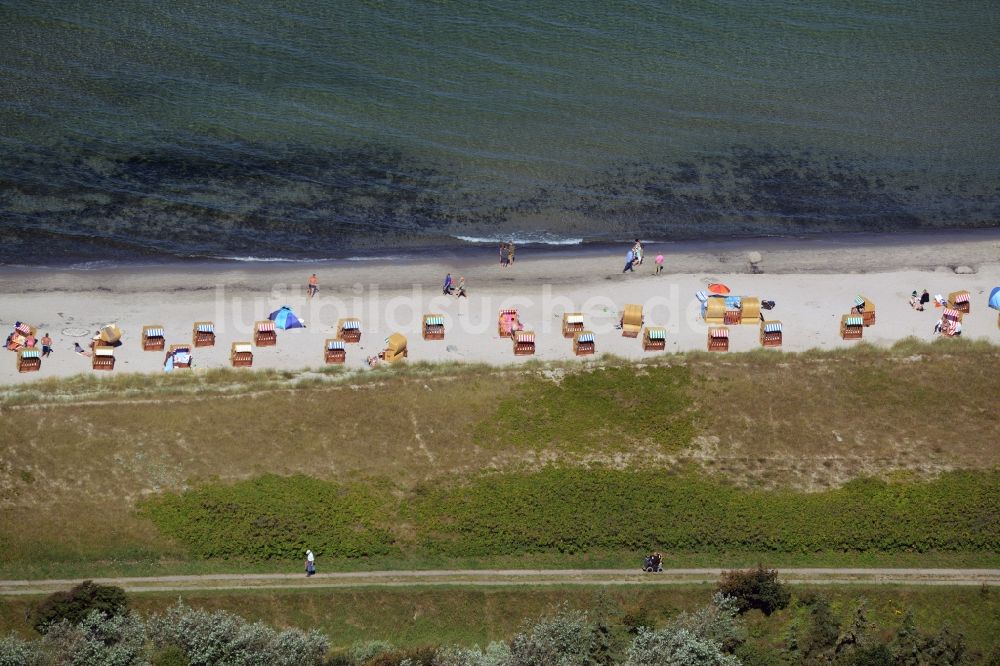 Dierhagen von oben - Strandkorb- Reihen am Sand- Strand im Küstenbereich der Ostsee in Dierhagen im Bundesland Mecklenburg-Vorpommern