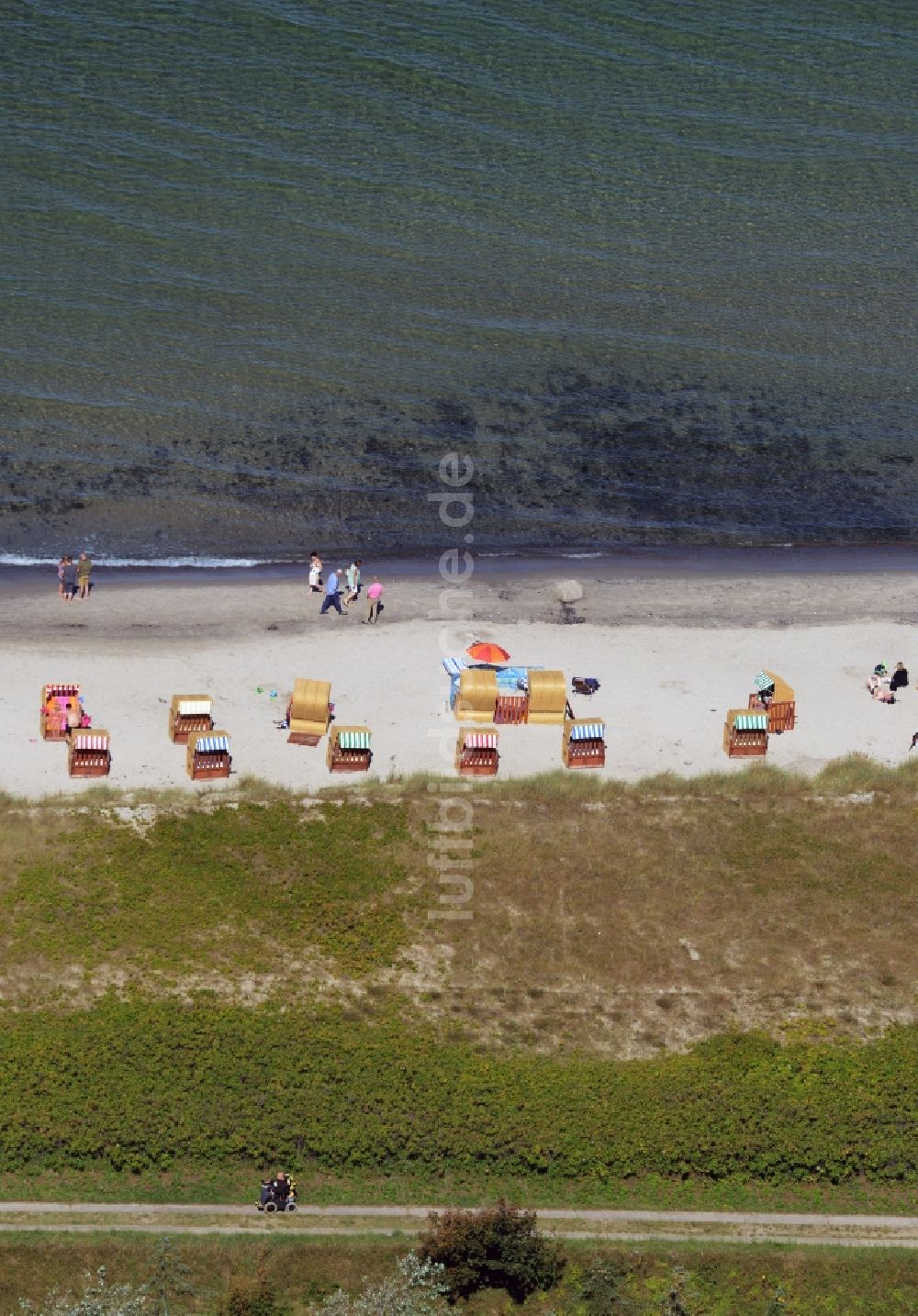 Dierhagen aus der Vogelperspektive: Strandkorb- Reihen am Sand- Strand im Küstenbereich der Ostsee in Dierhagen im Bundesland Mecklenburg-Vorpommern