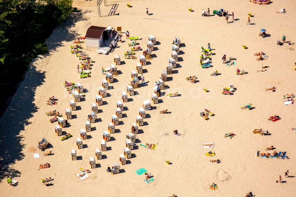 Kolobrzeg - Kolberg von oben - Strandkorb- Reihen am Sand- Strand im Küstenbereich der Ostsee in Kolobrzeg - Kolberg in Westpommern, Polen