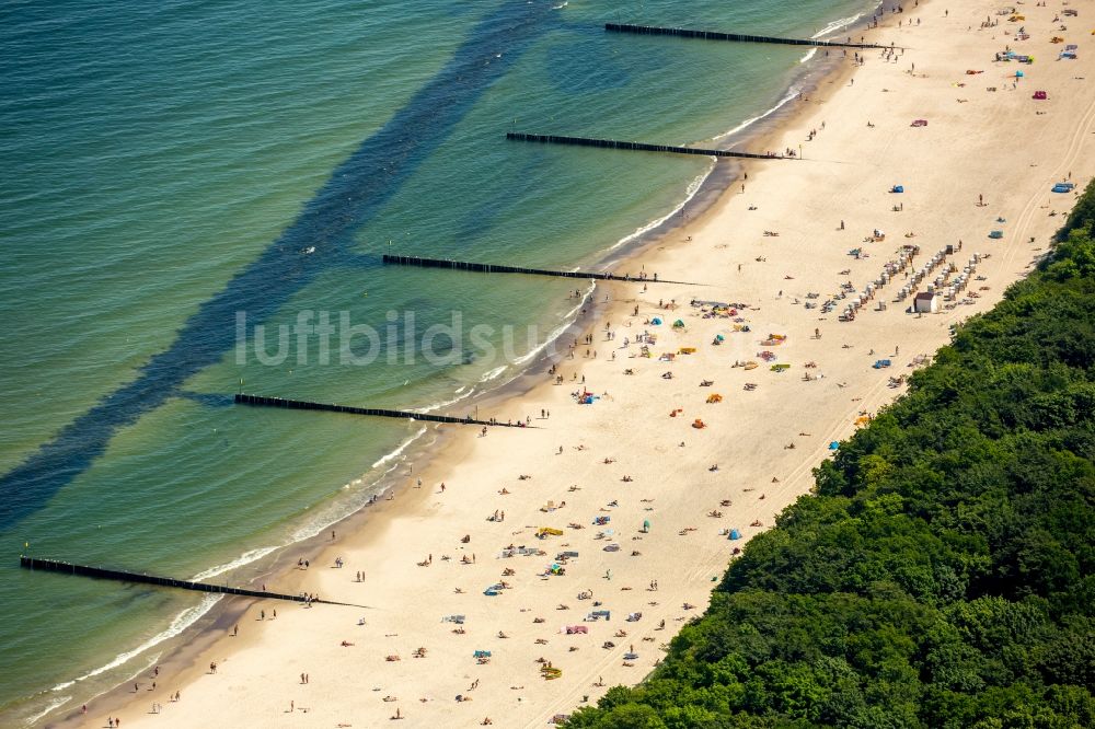 Kolobrzeg - Kolberg aus der Vogelperspektive: Strandkorb- Reihen am Sand- Strand im Küstenbereich der Ostsee in Kolobrzeg - Kolberg in Westpommern, Polen